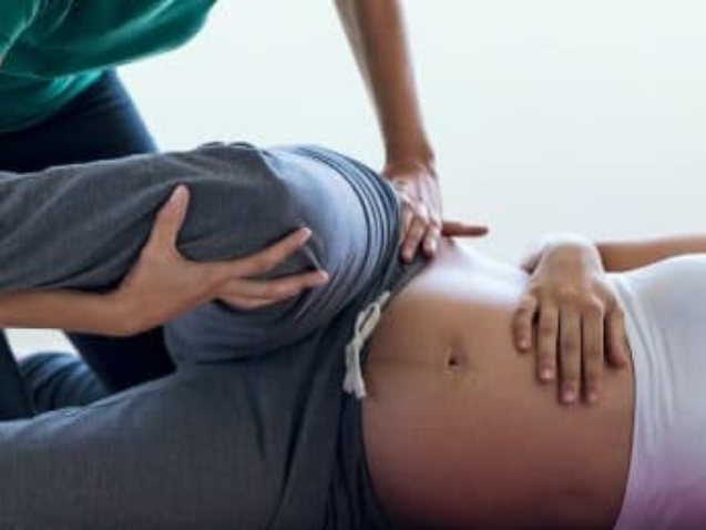physiotherapist-helping-to-beautiful-pregnant-UYVEVLP-copy-e1587599259399